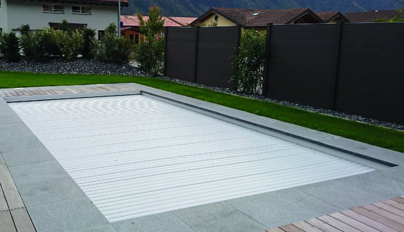 Volet immergé sur piscine coque polyester CALVISSON