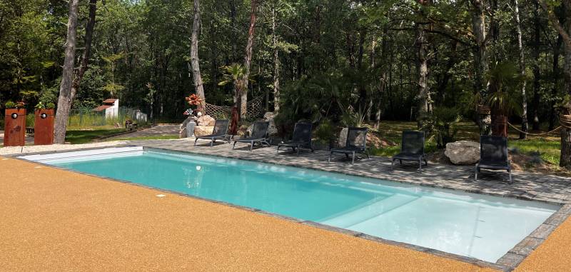 piscines coque polyester enterrée avec grande plage immergée ANDUZE