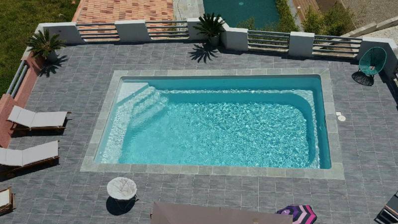 PISCINE COQUE AVEC BANQUETTE GRAU DU ROI