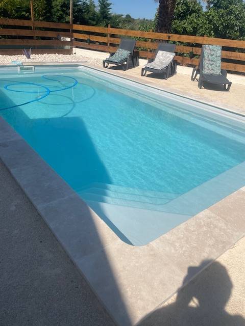 Installation mini piscine à coque à fond plat avec plage intégrée pour petits jardins à Nîmes avec devis personnalisé