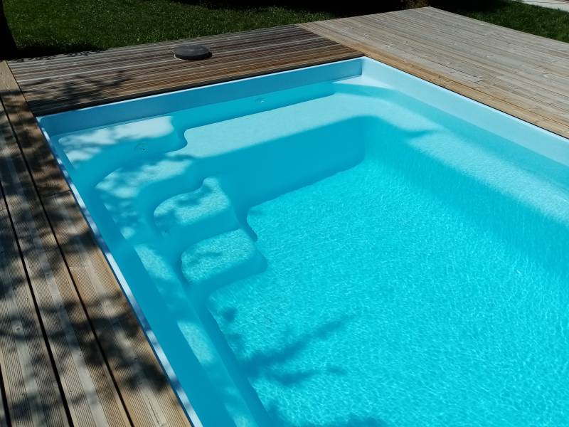 Piscines coque polyester faible volume d'eau ALES