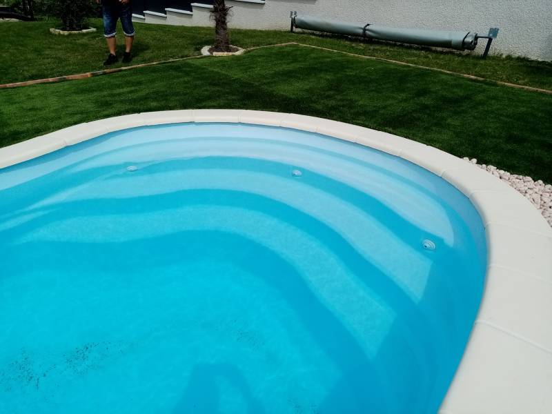 Piscine coque polyester haricot Ales