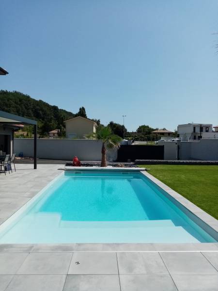 Piscines coque avec petite plage immergée Alès