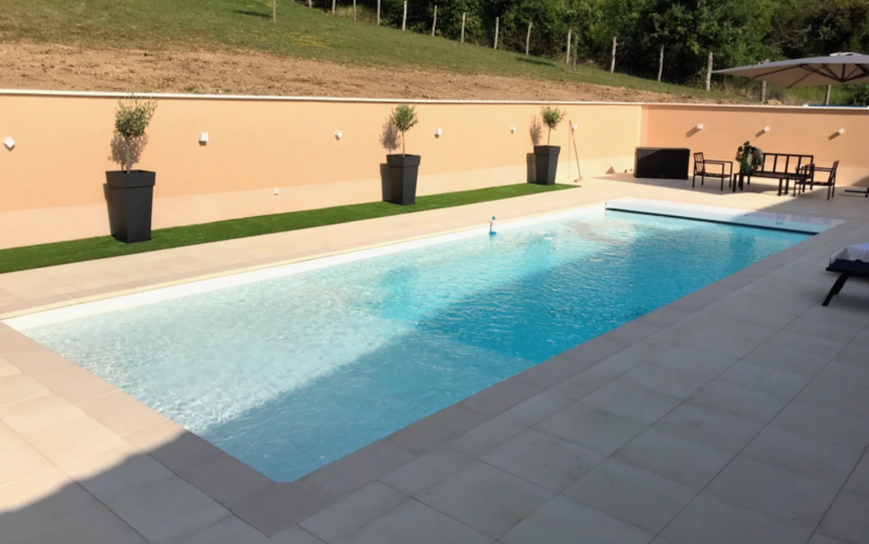 piscines luxe avec grande plage immergé pour transat dans l'eau nimes