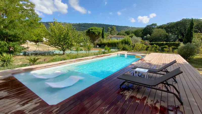 Piscines coque polyester avec grande plage immergé pas chere dans le gard