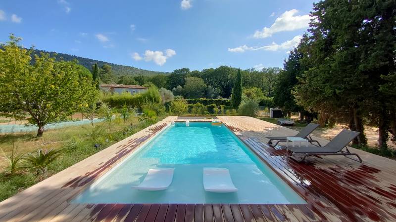 piscine coque plage avec volet immergé dans le gard