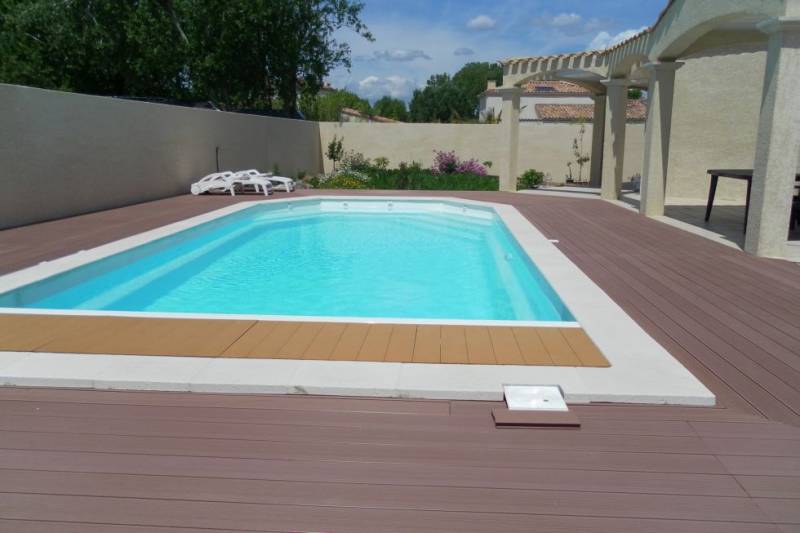 Piscines du Gard modèle à fond plat avec volet immergé