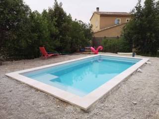 PISCINE COQUE POLYESTER AVEC BANQUETTE PLAGE DANS LE GARD 